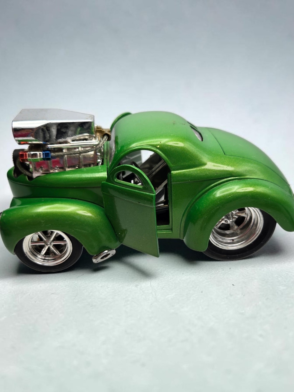Funline Muscle Machines 2004 1941 Willys Coupe 1:18 Diecast Green Hot